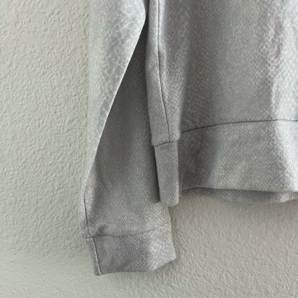 NWT BEYOND YOGA | Brushed Knit Printed Favorite Raglan in Gray Leopard | Size M - Picture 4 of 10